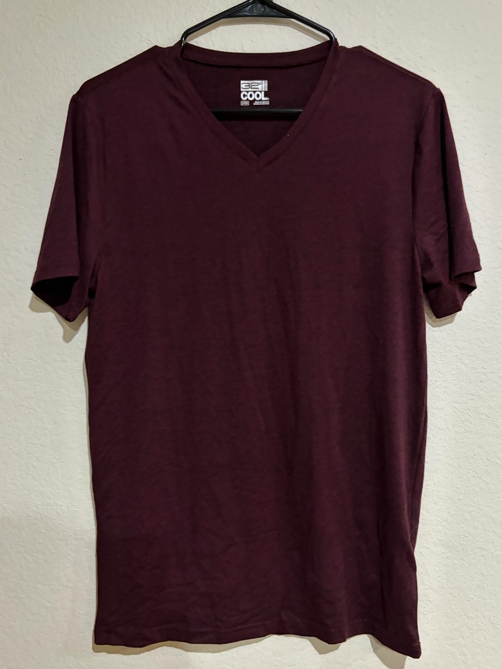 32 Degrees Cool Burgundy V Neck T Shirt Small Lightweight Stretch Casual Tee